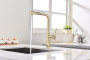 смеситель для кухни с выдвижным изливом paulmark neo ne214419-g, золото