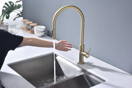 смеситель для кухни сенсорный с выдвижным изливом paulmark senso se215180-sbg, золото светлое брашированное