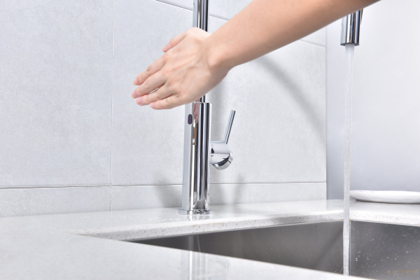 смеситель для кухни сенсорный с выдвижным изливом paulmark senso se215180-cr, хром