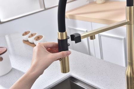 смеситель для кухни под фильтр с гибким изливом paulmark magneto one ma213188-sbg, золото светлое брашированное