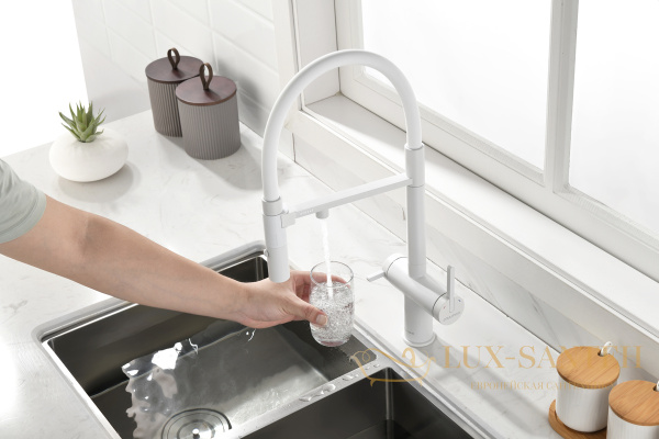 смеситель для кухни под фильтр с гибким изливом paulmark gravity gr213888-wh, белый матовый