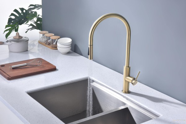 смеситель для кухни сенсорный с выдвижным изливом paulmark senso se215180-sbg, золото светлое брашированное