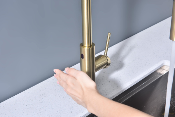 смеситель для кухни сенсорный с выдвижным изливом paulmark senso se215180-sbg, золото светлое брашированное