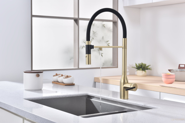 смеситель для кухни под фильтр с гибким изливом paulmark magneto one ma213188-sbg, золото светлое брашированное