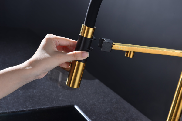 смеситель для кухни под фильтр с гибким изливом paulmark magneto one ma213188-bg, золото брашированное