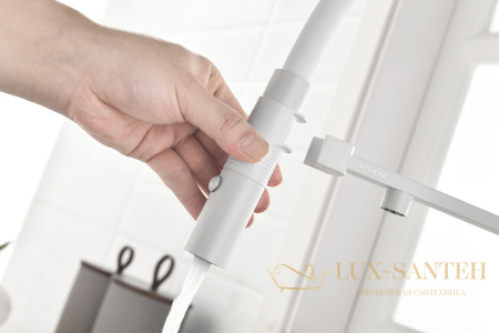 смеситель для кухни под фильтр с гибким изливом paulmark gravity gr213888-wh, белый матовый