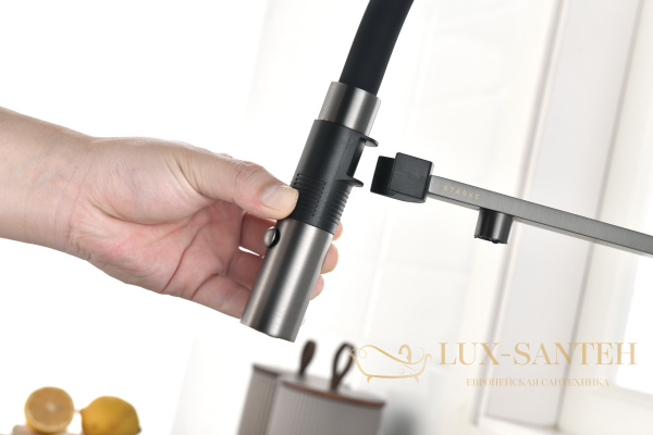 смеситель для кухни под фильтр с гибким изливом paulmark gravity gr213888-gm, вороненая сталь