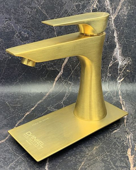 однорычажный смеситель daniel diva dv605-dp для раковины (излив 10,6 см) с донным клапаном, зачищенное золото